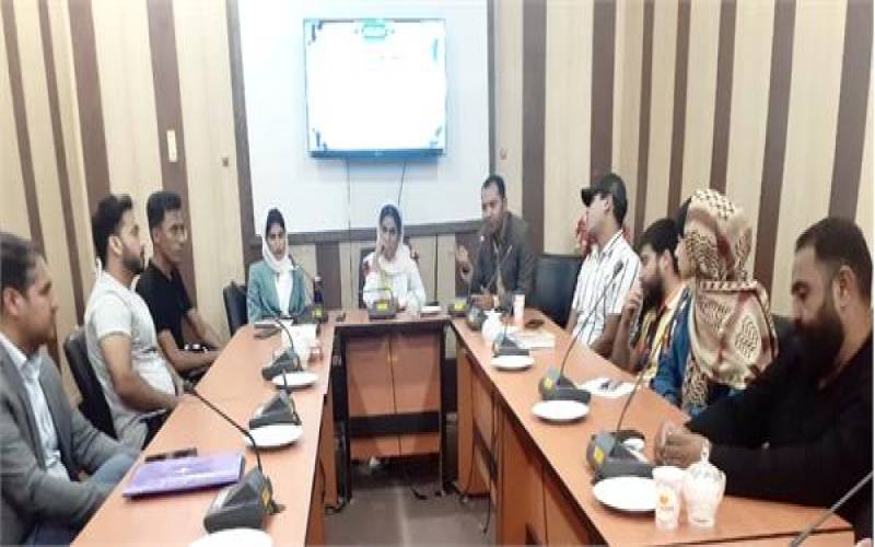 نشست نقد و بررسی نمایش «سگ کشی روی خط مرزی» از شهرستان قلعه گنج برگزار شد